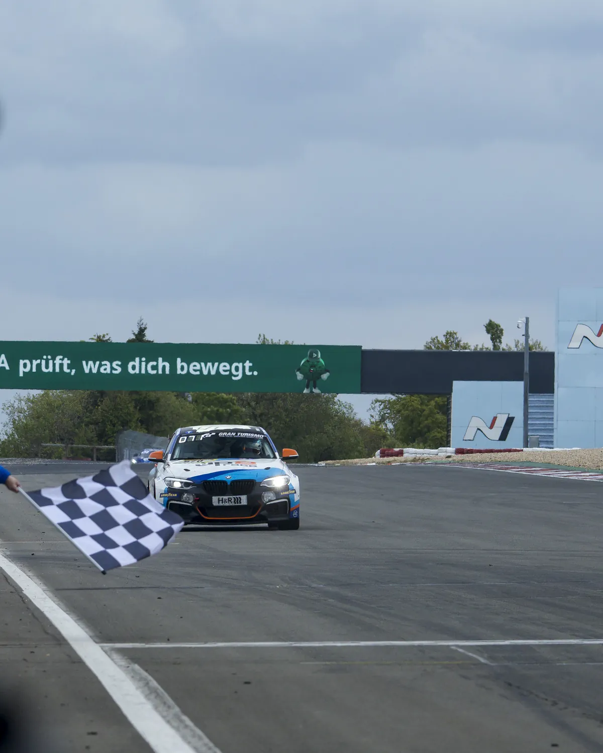 The M240i #670 under the chequered flag